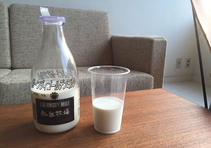 菅田さんに出した牛乳を記念にパチリ。コップは、ご本人使用……ではないです。