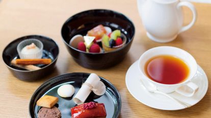 アフタヌーンティーセット2000円。焼き菓子、プティサイズケーキ、軽食などが入っている。内容は季節替わり。ドリンクは紅茶やコーヒー、アルコールなどから選べる。