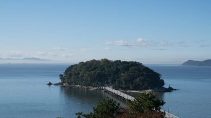 海と山に囲まれた蒲郡。橋で渡れる竹島は、鵜飼さん夫妻の大切な場所。