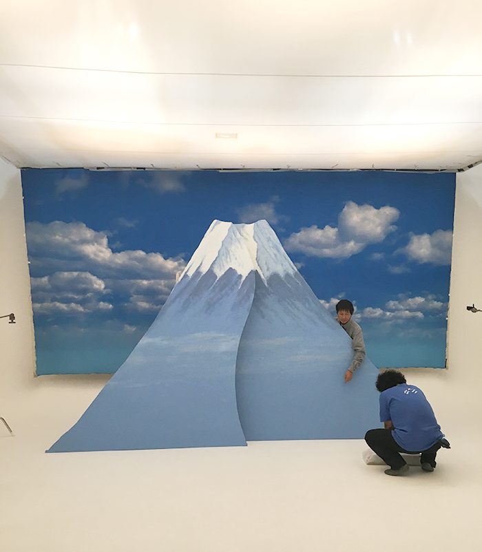 2017年最初の号ということもあり、富士山を制作し、撮影に使いました。なんとなく景気のいいい感じ？ 完成した姿は是非本誌でご確認ください。