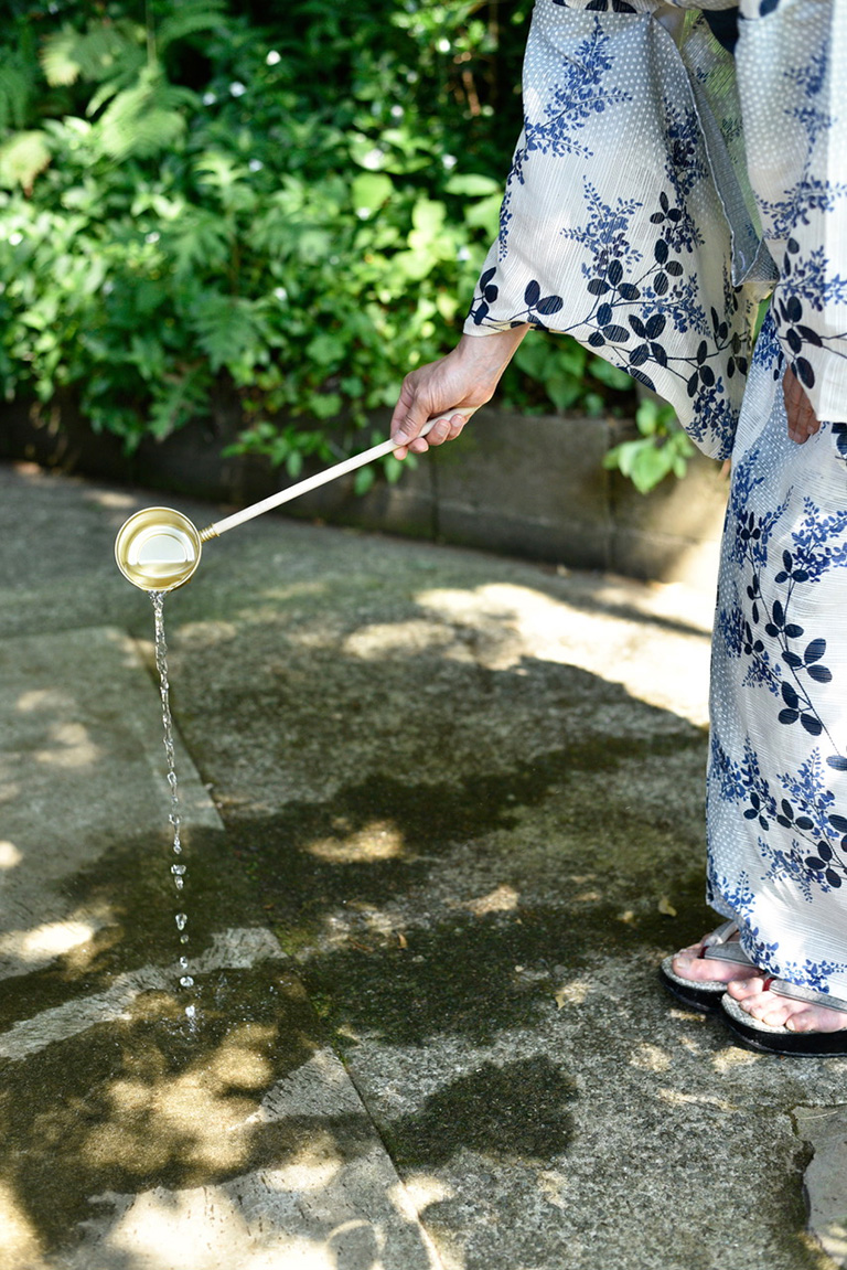 浴衣姿で打ち水をしてくれたのは、広田千悦子さん。