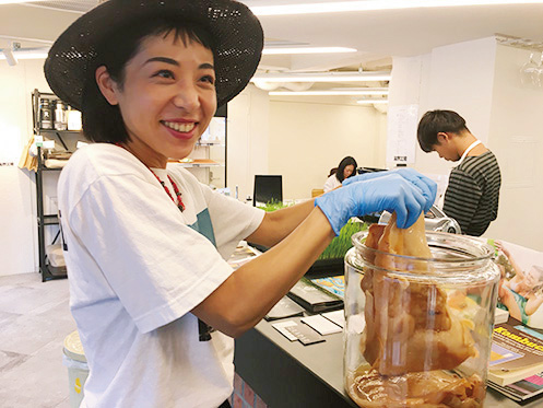 今回は特別にコンブチャの菌を持たせてもらった福本さん。「うわーーー！　なんか歯茎（笑）？　いやいや、クラゲみたいな感触。発酵特有の酸っぱいにおいもたまりません」と満面の笑み。