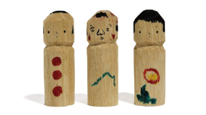 鉈彫りこけし各1,400円（橋本恒平 
kodobira@gmail.com）。中央の表情が異なる作品は、４代目の橋本さんによる創作絵柄。