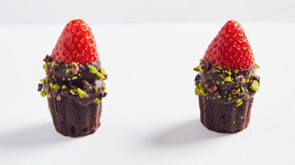 Hanako 1149号：from editors | 〈HI-CACAO〉とHanakoのコラボスイーツ。シグネチャーメニューの「チョコカヌレフォンダン」に、いちごがまるごと１粒載っています！　ポップアップショップのみの限定販売。詳細は誌面にて。