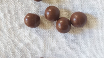 anan 2085号：From Editors | 夢のチョコレートの箱が出てくるのは、「ぼくは王さま」シリーズの2冊目、『王さまばんざい』に出てくる「ひとつぶころりチョコレート」というお話です。チョコレートが大好きな王さまに、親近感がわかないはずはないのです。ちなみに私が想像していたチョコレートは、こんな感じのボールタイプ。本誌に出てきますので、どのブランドのものか当ててみてくださいね。