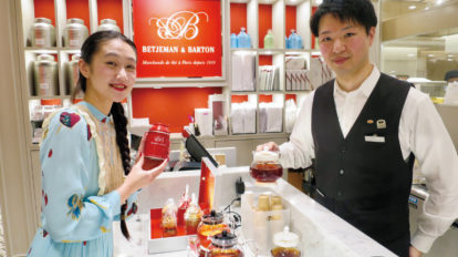 花田さんはコーヒーや日本茶の知識も豊富。比べながら教えてくれる。