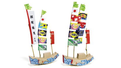みあれ祭の船。「国家鎮護」の旗竿を付けると御座船、付けないと随行船を再現できる。各2,000円（宗像郷土玩具研究会 kusunokigangu@yahoo.co.jp）。