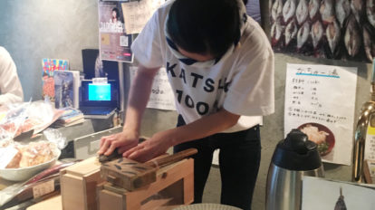Hanako 1156号：from editors | 〈かつお食堂〉の日常風景がこれ。目の前でシャッシャッとかつお節が削られます。