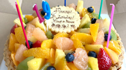 anan 2103号：COVER STORY | 撮影当日は、髙橋海人さんの19回目のお誕生日（4月3日）が近い、ある春の日でした。そこで編集部では心ばかりのバースデーケーキをご用意。インタビューが始まる直前にお出しして、その場にいた全員で「ハッピーバースデー」を歌ってお祝いさせていただきました！
