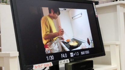anan 2114号：From Editors | 撮影中は、編集部スタッフ用のモニターでチェック！ 目の前にいなくてもドキドキします…。