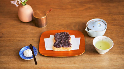 Hanako 1164号：from editors | 「あんバタ」、Kaikadoブレンドコーヒーや開化堂のお茶"玉露雁金"とセットで1,200円。写真・山口明