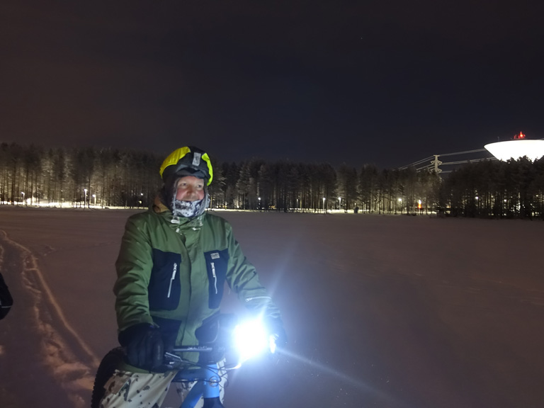 誌面にも登場するマルコさんと、 サウナ前の夜のツーリング。写真はなんと、凍った湖の上。
