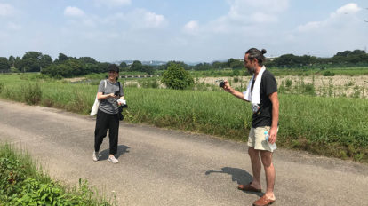撮影終了後に互いを撮影し合う、長島有里枝さんと、モデルになってもらった田附勝さん。飯能にある入間川の土手で。写真家同士の会話につい聞き耳を立ててしまいました。