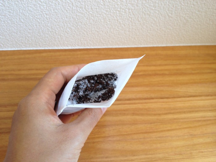 コーヒーかすと重層を入れて。